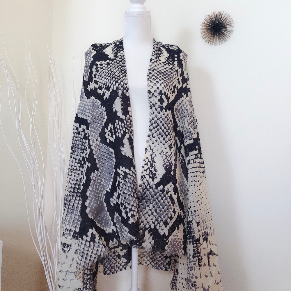 100% Wool LOLA ROSE LONDON Scarf